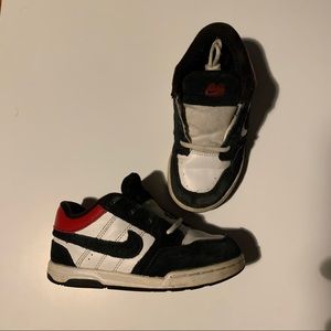 Vintage boys Nike shoes size 9c
